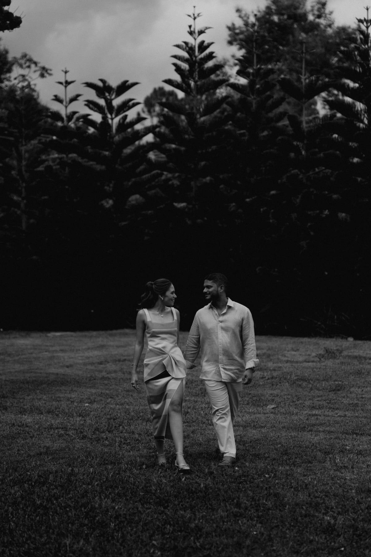 Mafe y Rafa caminando por el césped, en blanco y negro