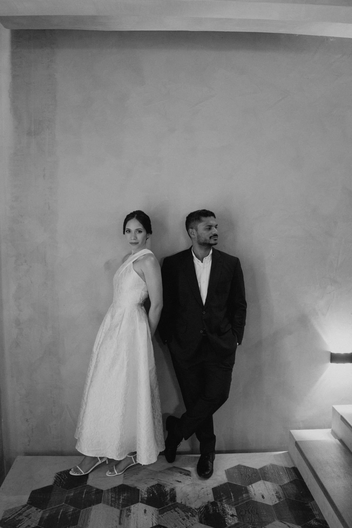 Retrato de Mafe y Rafa contra la pared, en blanco y negro