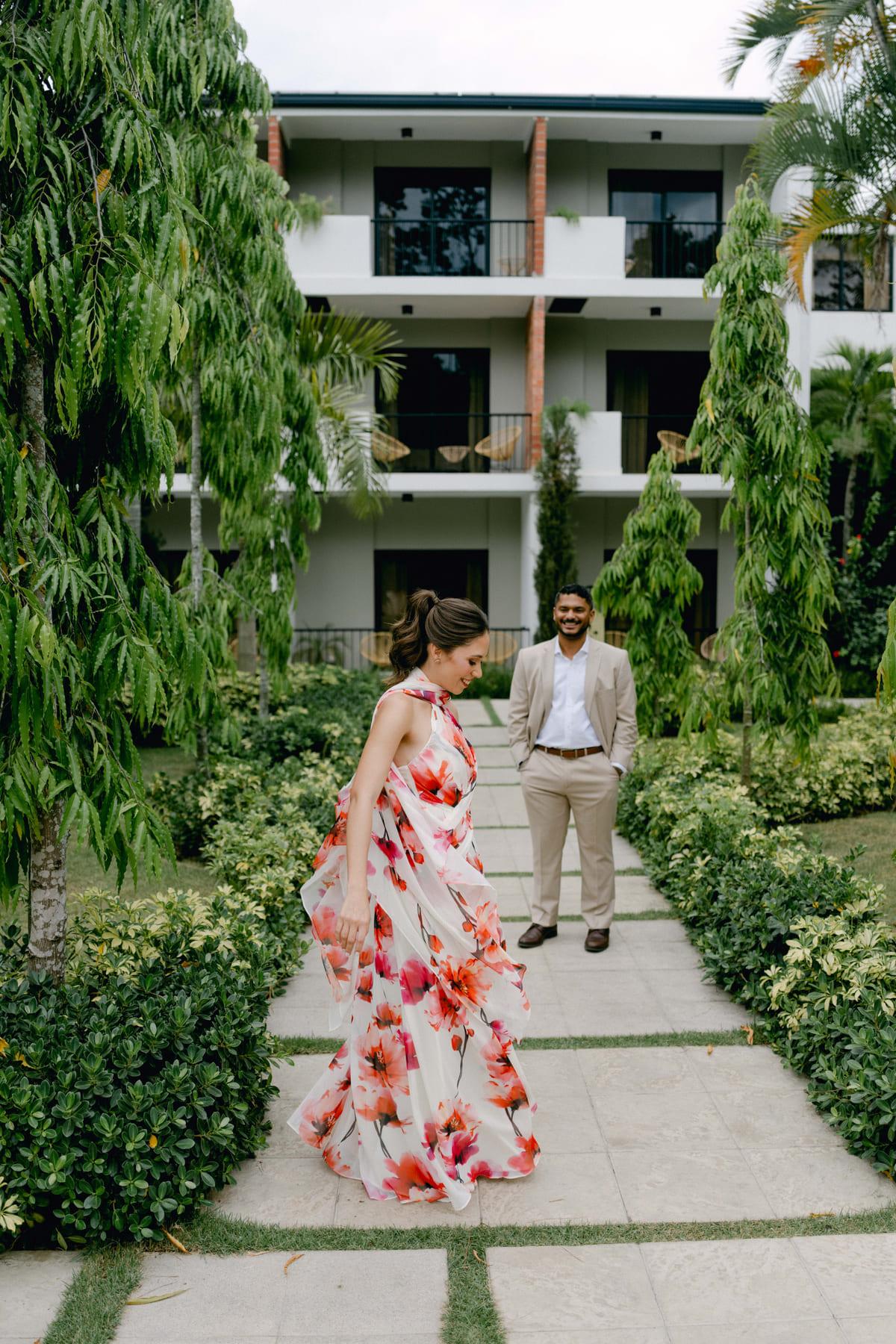 Mafe y Rafa mirándose en el camino del jardín