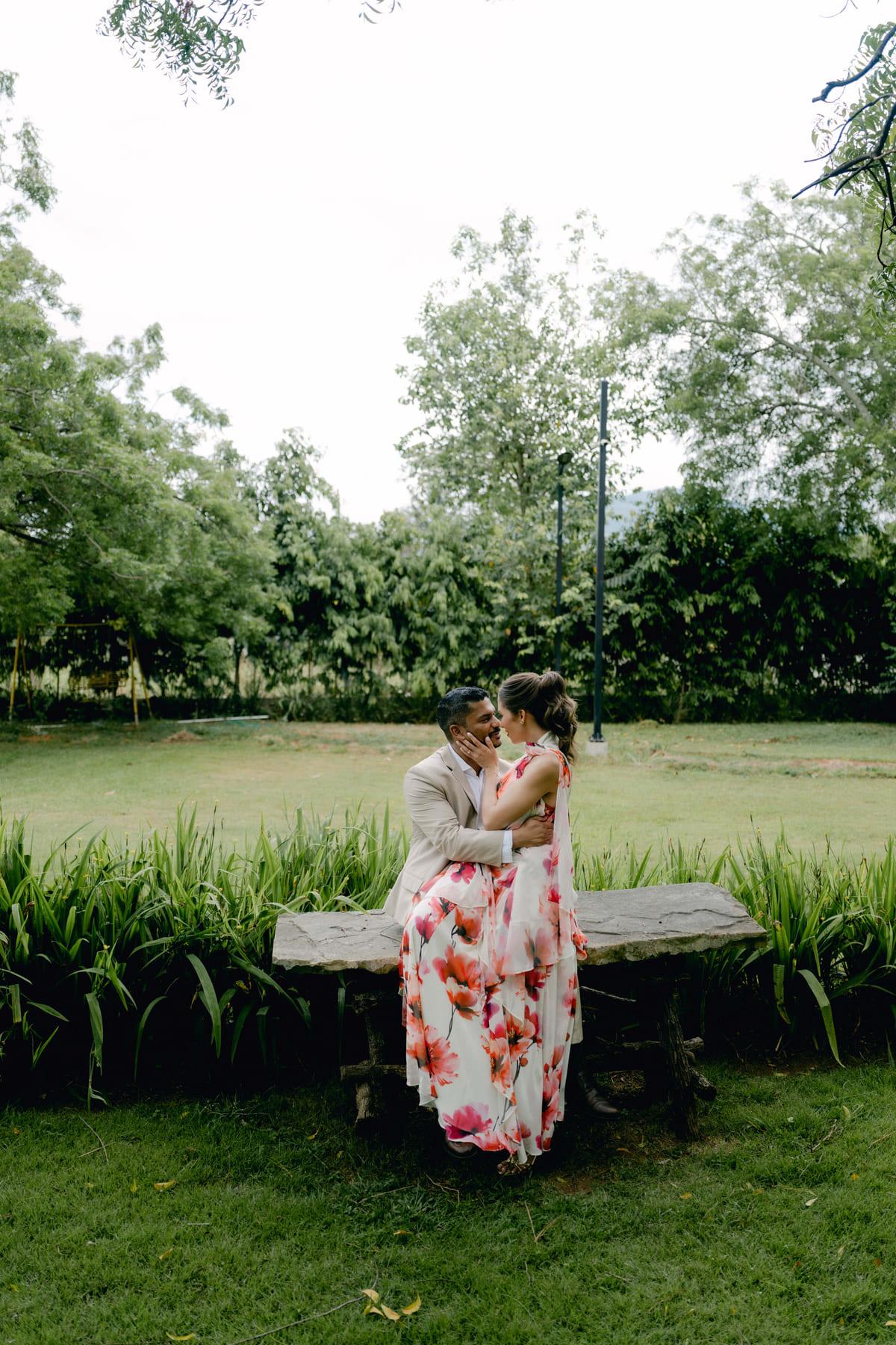 Mafe y Rafa junto a un banco del jardín